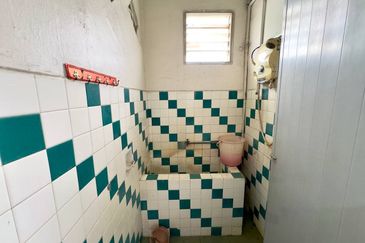 Seri Kembangan, Selangor Bungalow House For Sale