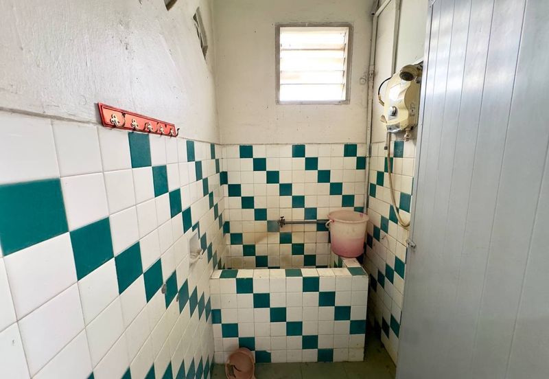 Seri Kembangan, Selangor Bungalow House For Sale