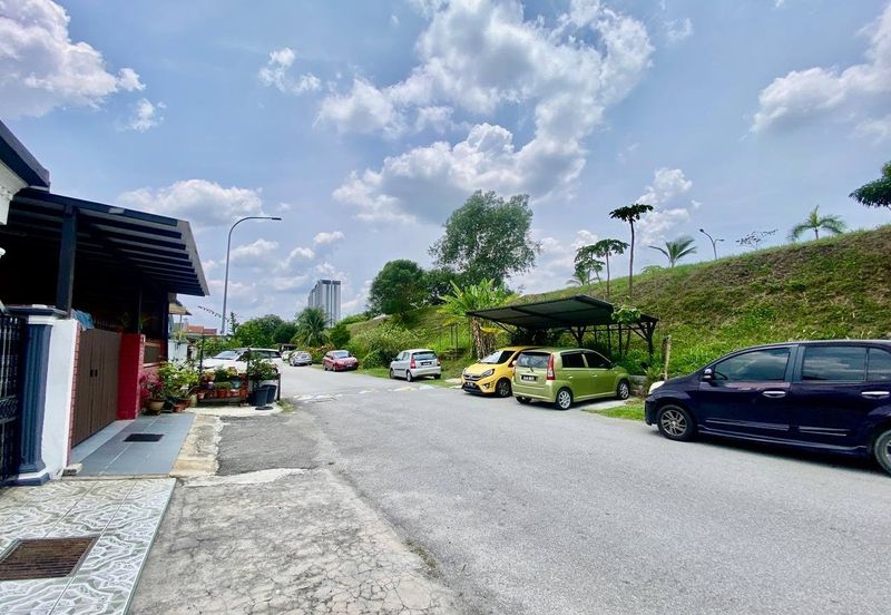 Jalan Suasana, Bandar Tun Hussein Onn