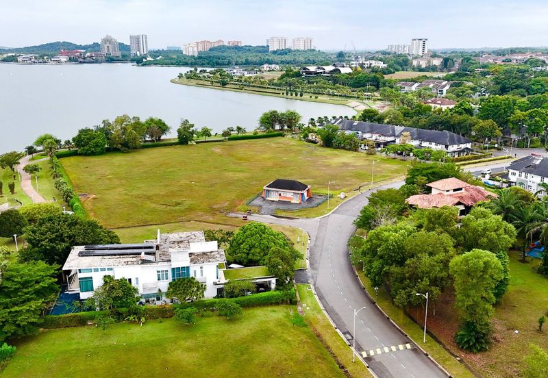 Perdana Lake View East