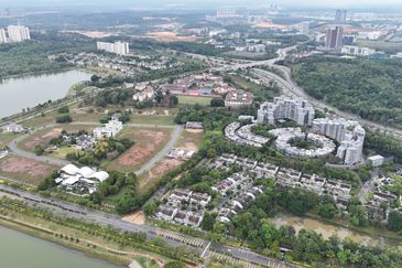 Perdana Lake View East