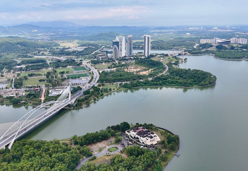 Perdana Lake View East