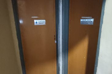 1st Floor Shop Office, Partition Room, Facing Main Road, Taman Teratai