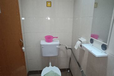 1st Floor Shop Office, Partition Room, Facing Main Road, Taman Teratai