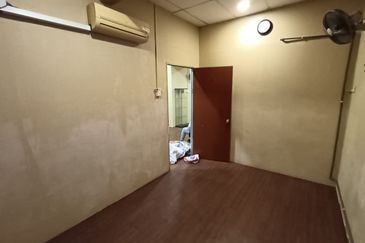 1st Floor Shop Office, Partition Room, Facing Main Road, Taman Teratai