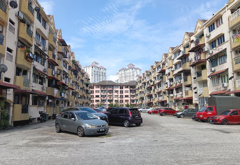 Makmur Apartment, Taman Sri Subang