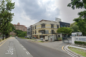 Setapak 3.5 Storey Semi D (Corner Lot) with Extra Land Easy Access & Loading 