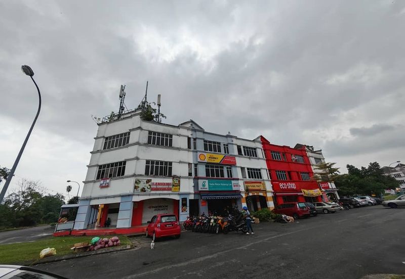 Beranang  Facing Mainroad Corner Shop 