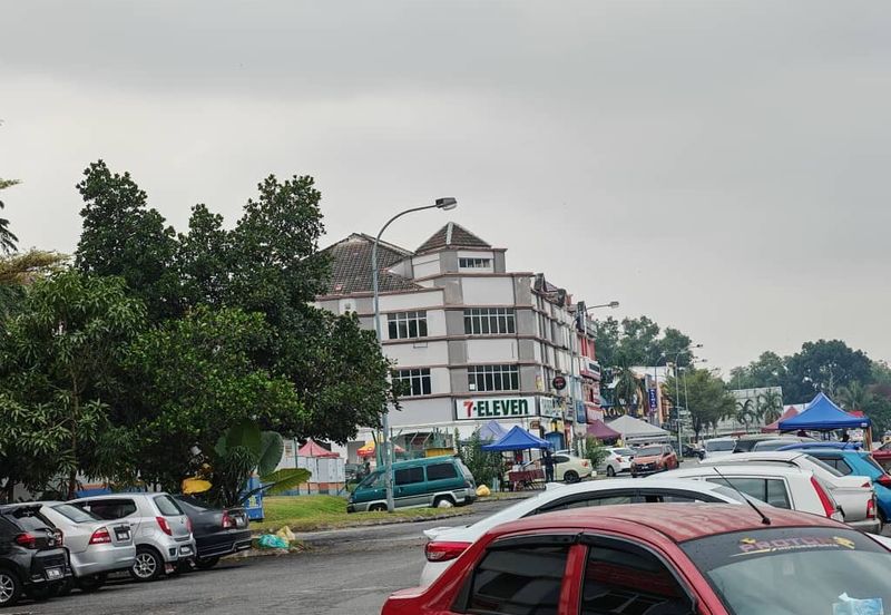Beranang  Facing Mainroad Corner Shop 