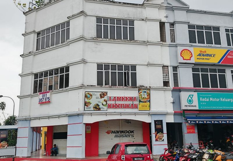 Beranang  Facing Mainroad Corner Shop 