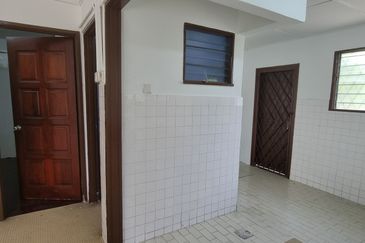 SS15 Double Storey Corner House For Sale