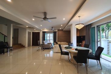 Capri Semi-D Corner Next To A Peaceful Quiet Park