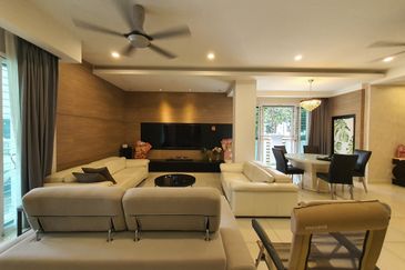 Capri Semi-D Corner Next To A Peaceful Quiet Park