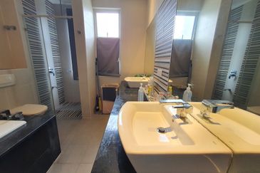 Capri Semi-D Corner Next To A Peaceful Quiet Park