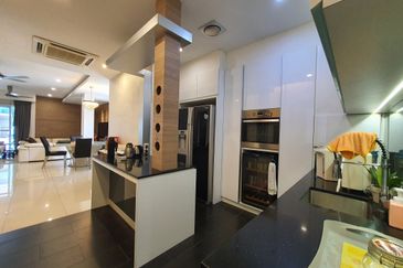 Capri Semi-D Corner Next To A Peaceful Quiet Park