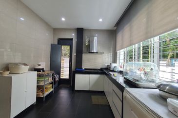 Capri Semi-D Corner Next To A Peaceful Quiet Park