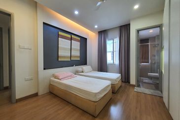 Capri Semi-D Corner Next To A Peaceful Quiet Park