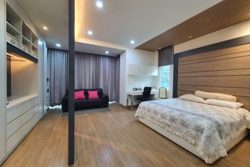 Capri Semi-D Corner Next To A Peaceful Quiet Park