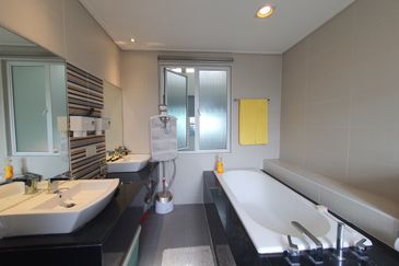 Capri Semi-D Corner Next To A Peaceful Quiet Park