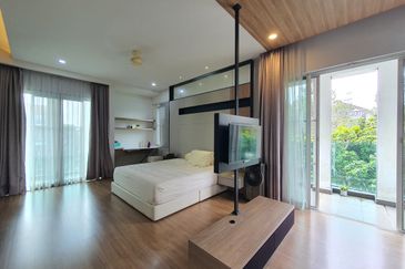 Capri Semi-D Corner Next To A Peaceful Quiet Park