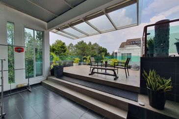 Capri Semi-D Corner Next To A Peaceful Quiet Park