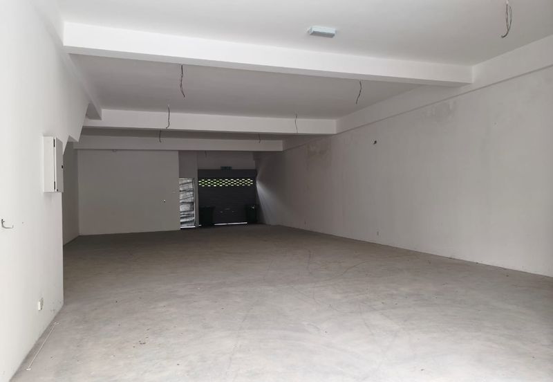 Limited ground floor end-lot for rent