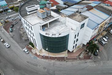 Prime 4-Storey + Rooftop Commercial Building in Jalan Miri, Klang Kapar – Strategic Corner Location Near Boston Restaurant