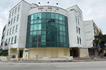 Prime 4-Storey + Rooftop Commercial Building in Jalan Miri, Klang Kapar – Strategic Corner Location Near Boston Restaurant