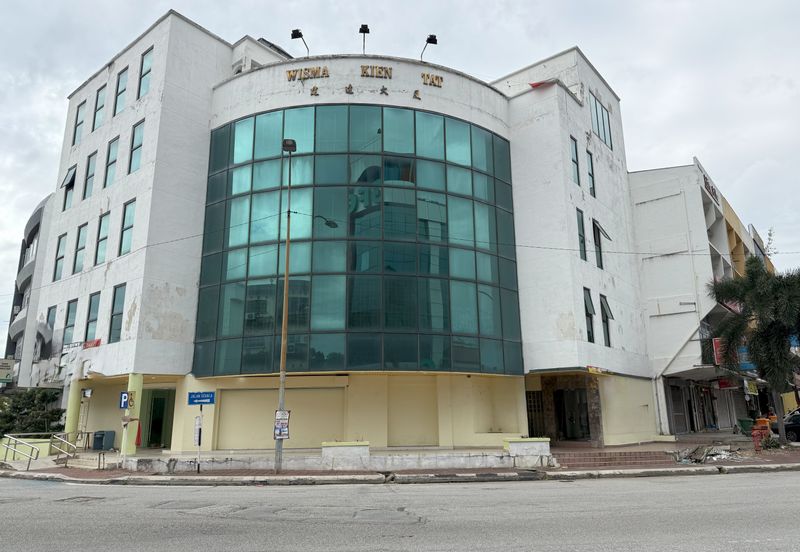 Prime 4-Storey + Rooftop Commercial Building in Jalan Miri, Klang Kapar – Strategic Corner Location Near Boston Restaurant