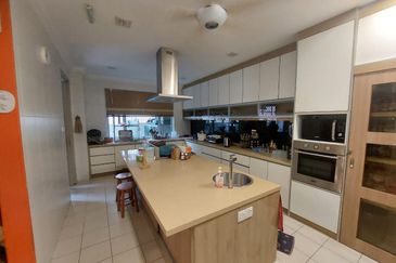 Corner 2.5 Storey Superlink USJ Heights Mandara  With Huge Land