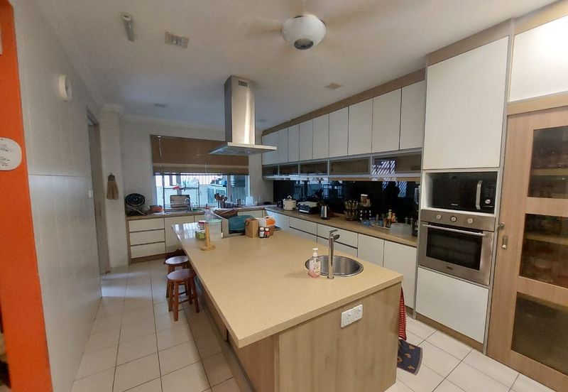 Corner 2.5 Storey Superlink USJ Heights Mandara  With Huge Land