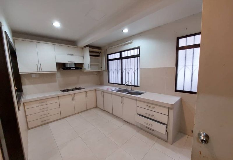 2.5 Sty Bandar Puteri 11 Puchong For Sale Well Kept 