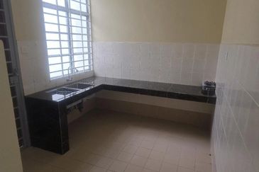 Jalan Putra Permai 10/2  E