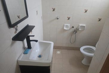 Jalan Putra Permai 10/2  E