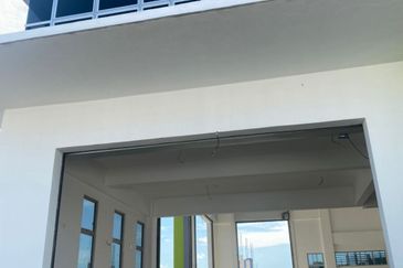 SemiD 3 Storey Factory in Puchong Perdana Industrial Park for rent