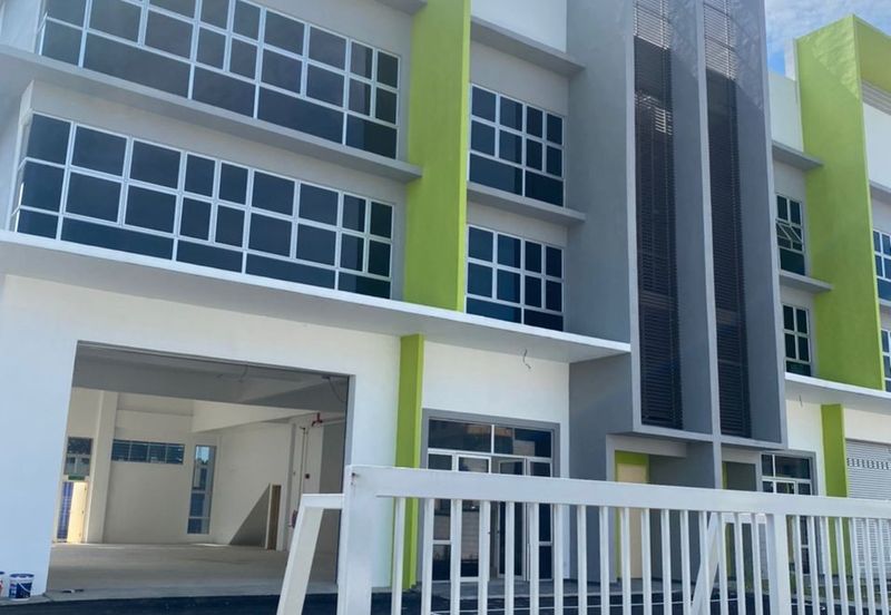 SemiD 3 Storey Factory in Puchong Perdana Industrial Park for rent