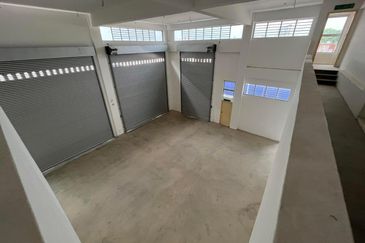 SemiD 3 Storey Factory in Puchong Perdana Industrial Park for rent