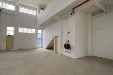 SemiD 3 Storey Factory in Puchong Perdana Industrial Park for rent