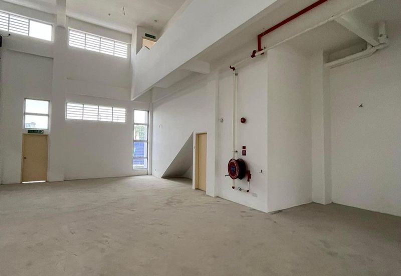 SemiD 3 Storey Factory in Puchong Perdana Industrial Park for rent