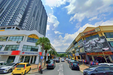 Corner Unit 3-Storey Shoplot @ Pusat Perniagaan Cheras Maju, Balakong