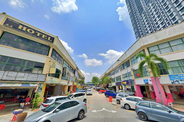 Corner Unit 3-Storey Shoplot @ Pusat Perniagaan Cheras Maju, Balakong