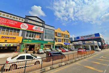 Corner Unit 3-Storey Shoplot @ Pusat Perniagaan Cheras Maju, Balakong