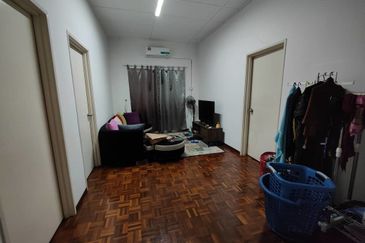 Jalan Anggerik Tania