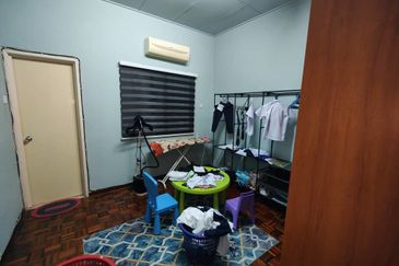 Jalan Anggerik Tania