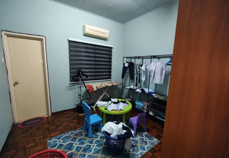 Jalan Anggerik Tania