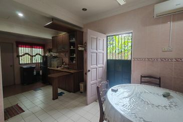 Jalan Anggerik Tania