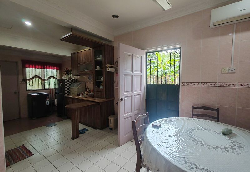 Jalan Anggerik Tania