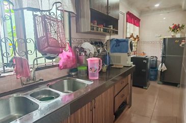 Jalan Anggerik Tania