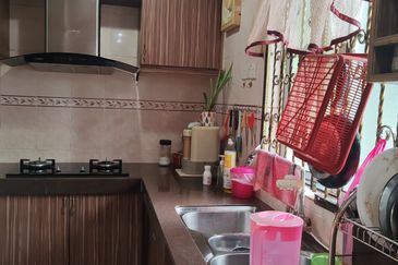 Jalan Anggerik Tania