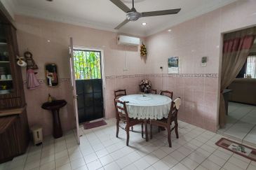 Jalan Anggerik Tania